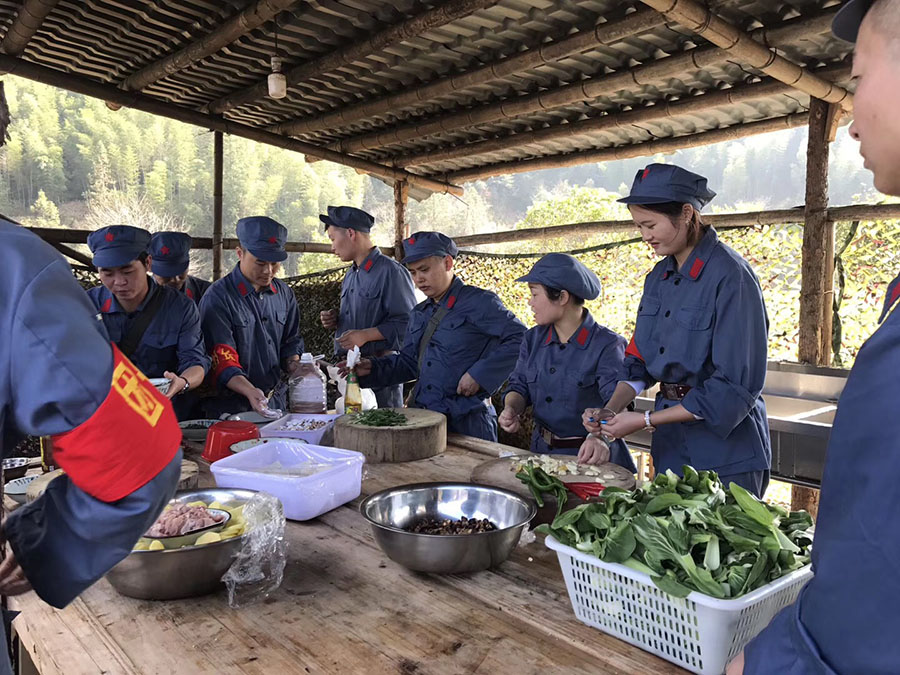 井岡山上瑞榮家人們自己動(dòng)手做飯